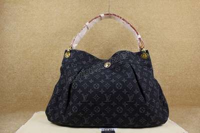 Louis Vuitton M40494 black